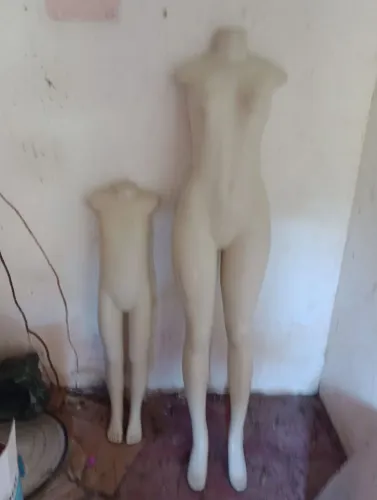 Conjunto de manequins para loja: 4 adultos femininos e 2 infantis.