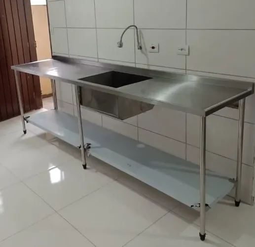 Bancadas e estantes em aço inox.
