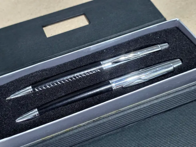 Kit Executivo Luxo: Caneta + Lapiseira 0.5mm com Acabamento em Couro Costurado