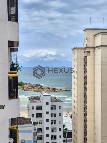 Apartamento reformado com varanda e lazer nas Pitangueiras, Guarujá