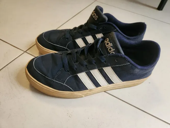 Tênis Adidas azul marinho