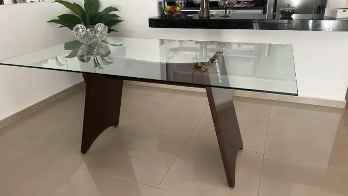 Mesa de Jantar + 8 cadeiras + Cristaleira