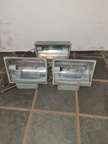 03 Refletores com lâmpada 400W, acompanha o reator