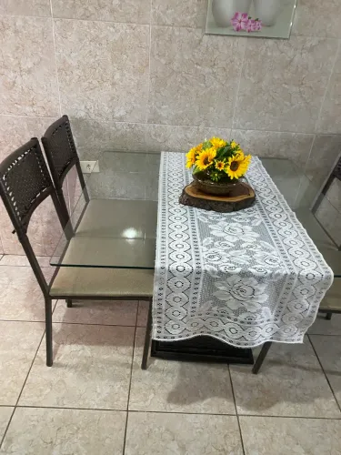 Mesa de 4 cadeiras.
