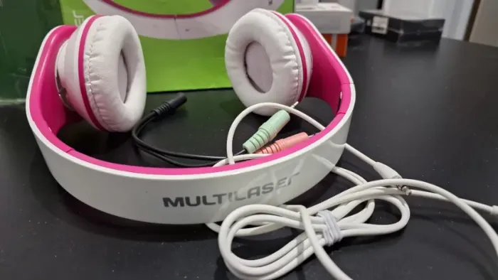 Headphone Multilaser PH114 Branco e Rosa Modelo com fio, alça dobrável espumas e microfone