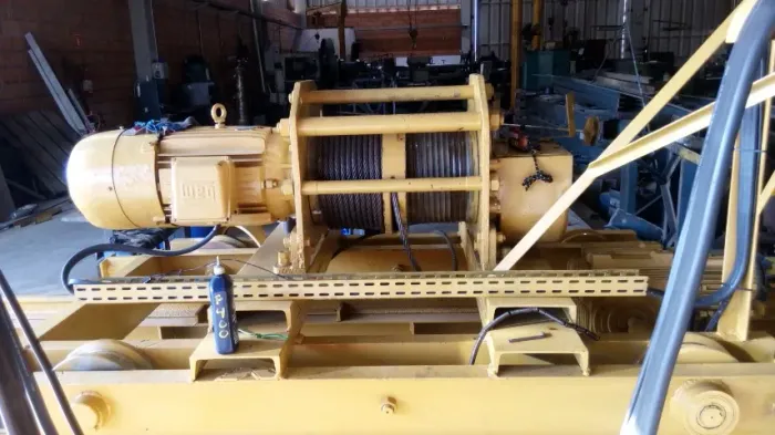 Vende-se 2 Pontes Rolantes de 5t cada. Vão 15m. Ligar p/ Gilberto 19- *.