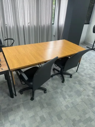 Mesa de escritório amadeirada com pés pretos