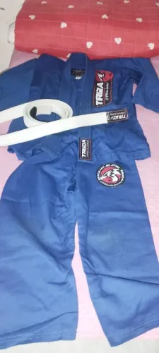 Kimono de jiu-jitsu tamanho M1 infantil completo semi novo, interessado chamar no PV