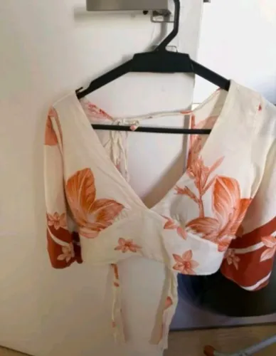Lote com 5 roupas femininas novas e usada uma vez
