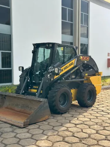 Mini Carregadeira New Holland L330