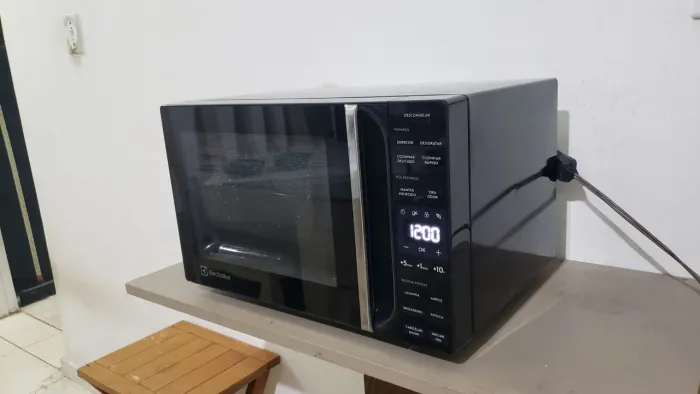 Micro-ondas Electrolux Preto 23L (ENTREGO)