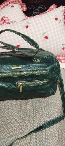 Bolsa verde de mão de couro na cor verde