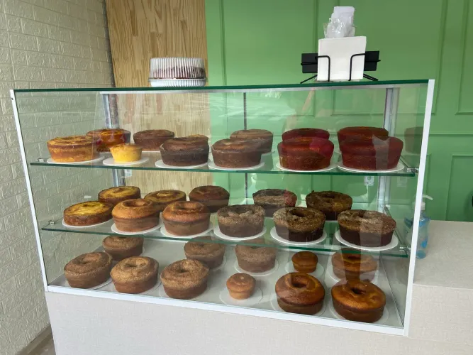 Vitrine expositora, de vidro, com led e com armários e balcão de atendimento embutidos