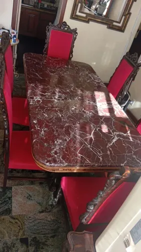 Mesa tampo de mármore com 6 cadeiras em bom estado.