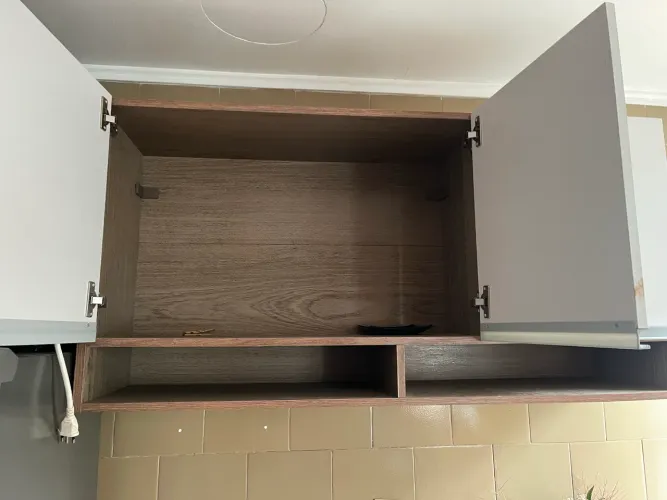 cozinha marrom e branca completa
