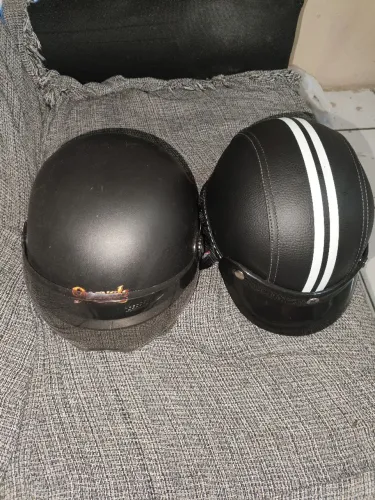 Vende-se dois capacetes.