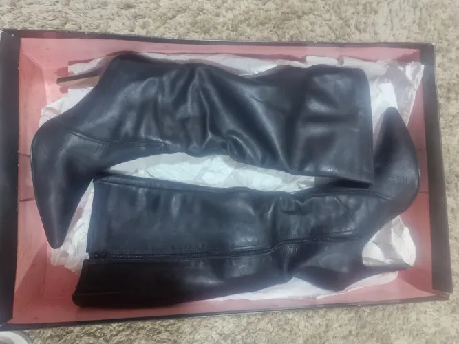 Bora e sapatos femininos em couro