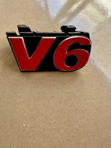 Emblema Da Grade Amarok V6 Vermelho