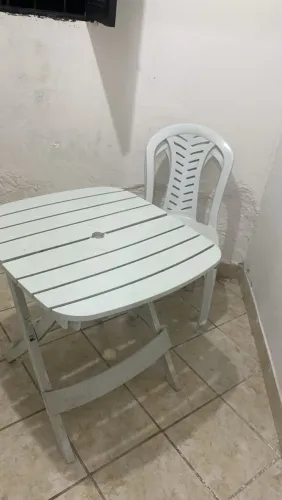 2 cadeiras e mesa de plastico