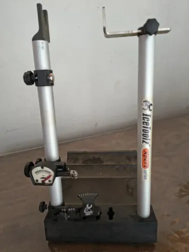Alinhador de rodas IceToolz E127 (Xpert Series), com relógio medidor e régua de centragem.