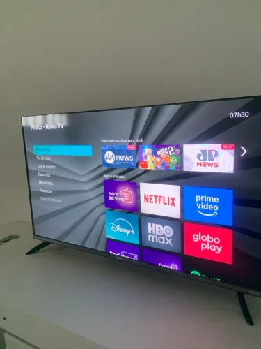 Smart TV Philco Roku TV de 40", LED, Full HD, com Dolby Audio e borda infinita.