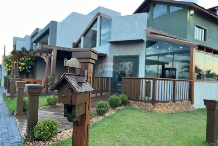 Sobrado com área comercial à venda no Recanto Tropical