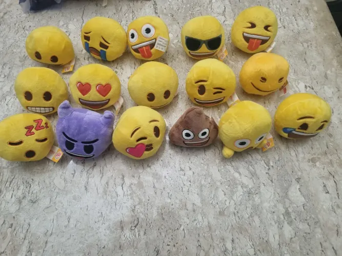 Bola de pelucia emoji