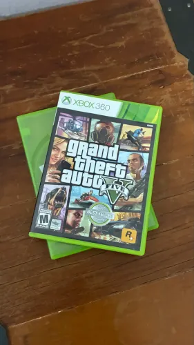 Xbox 360 acompanhado com duas manetes e dois jogos