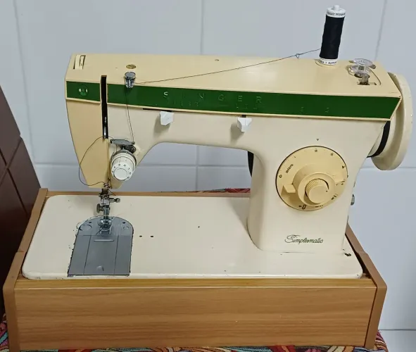 Maquina de costura Singer Simplesmatic