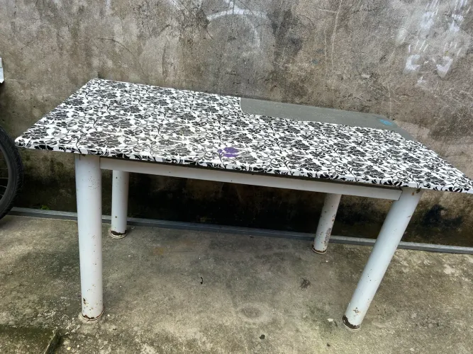 Mesa com tapo de granito