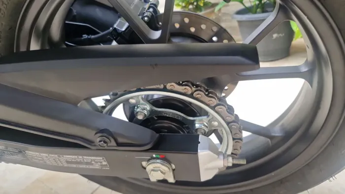 Vendo o aceb twísta ano 2000. E 26 o único dono com 2000 km rodado. A moto ta quem quiser