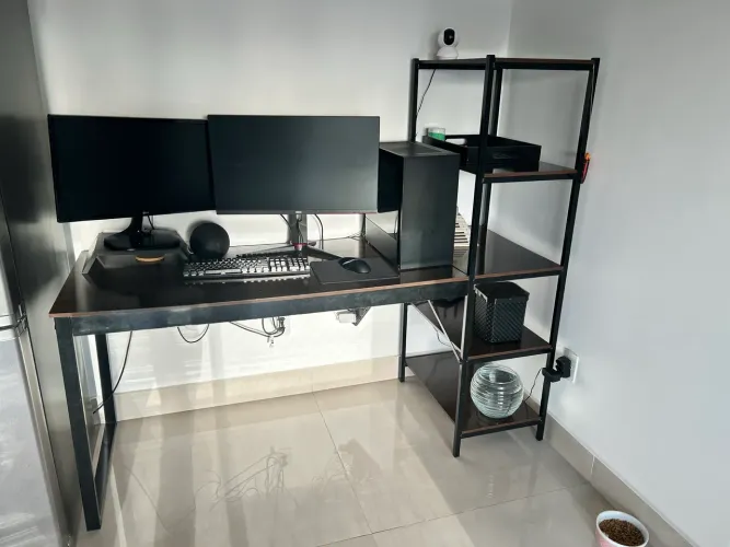 Mesa de Escritório com Prateleiras