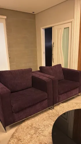 2 poltronas contemporanea de bracos retos com base metalica