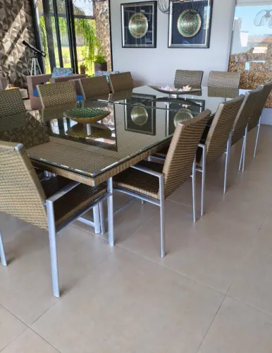 sala de jantar em alumínio e fibra sintética