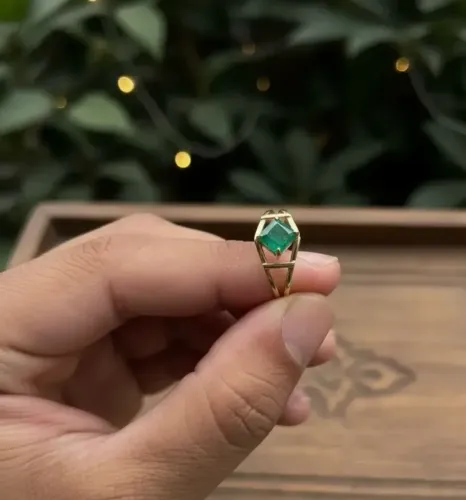 Anel ouro 18 com esmeralda