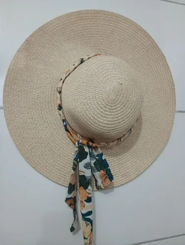 Chapéu de praia grande com lenço 