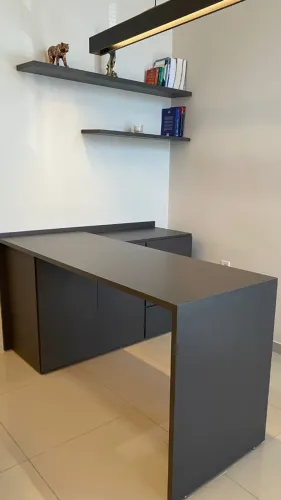 Mesa com armário e prateleiras