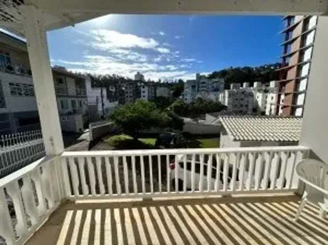 Casa de 6 quartos + 3 kitnets na Carvoeira