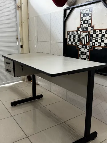Mesa de escritório com gaveta madeira boa e pesada alumínio zelado