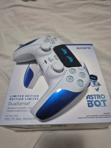 Controle ps5 dualsense edição especial astrobot na caixa, troco em Controle mais volta