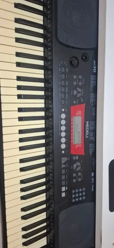Teclado Medeli semi usado