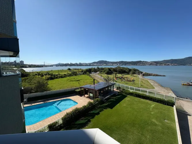 Apartamento vista mar em Coqueiros 4 suítes