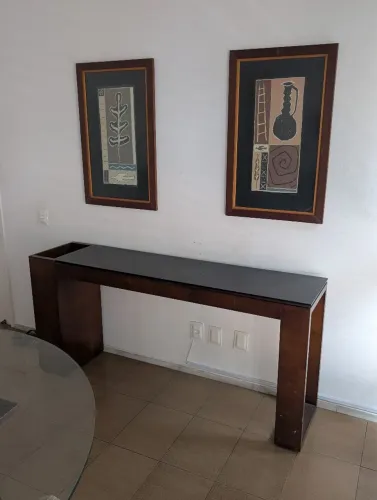 Aparador em madeira e vidro
