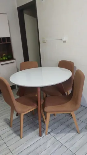 Mesa com quatro cadeiras 