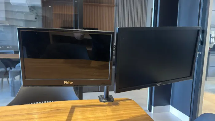 Monitores com suporte articulado de mesa 