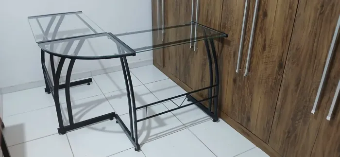 Escrivaninha de vidro em V
