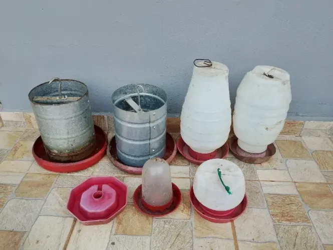 comedouro e bebedouro de galinhas