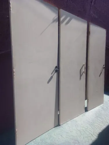 Porta de madeira em ótimo estado