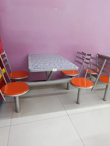 Conjunto de conjugado mesa/cadeiras para comércio 