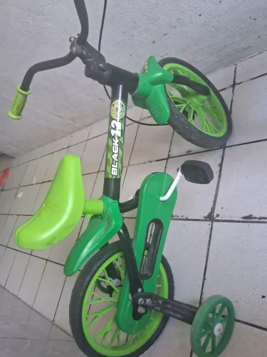 Vende essa bicicleta aro 12 ideal para crianças de 2 a 4 anos !!!